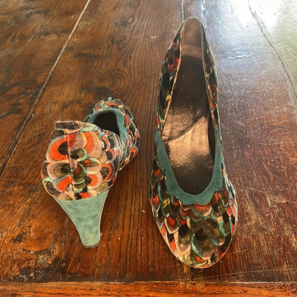 lulu guiness velvet peacock 🦚 print heels 👠 with turquoise suede trim - Picture 4 of 4